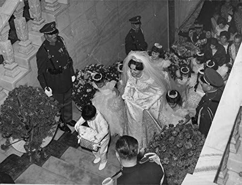 Гроздобер фотографија на свадбата на Сораја Есфандијар Бахтиар39; носејќи бела кралска наметка со круната,