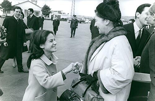 Гроздобер фотографија на Марина Карела се ракува со жена.- февруари 1965 година