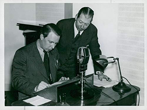 Гроздобер фотографија на радио -сервис за рекорд за подготвеност за одбрана. Д -р Вилсон ја чита влезната телеграма. Т.Х. вели Димлинг