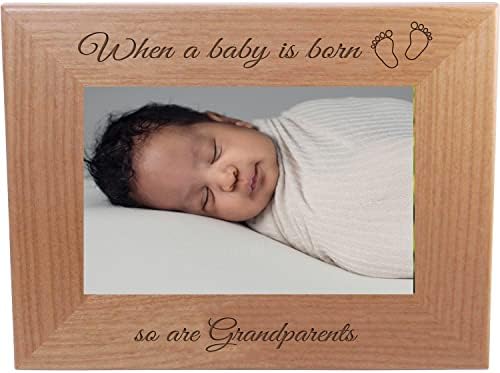 CustomGiftsNow кога ќе се роди бебе, така се и баби и дедовци - ласерско врежано природно дрво виси/таблета за слики, семејна група Нова бебе