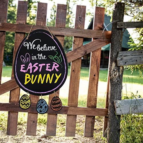 Велигденски јајца украси за венци, среќен знак за виси од дрво на влезната врата од фармата, затворен wallид на отворено, што виси решетка за облека