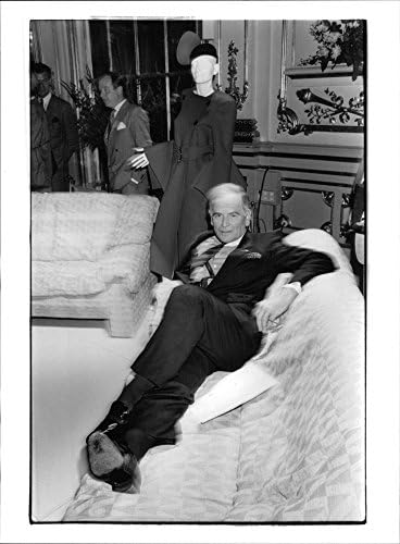 Гроздобер фотографија на Пјер Кардин се релаксира на каучот.