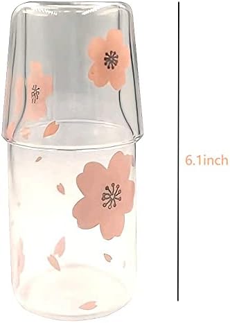 Кревети ноќна вода карафе со сакура цвеќиња стаклено шише со шише со вода, пиење сок од сок од сок од стаклена чаша коктел шампањски