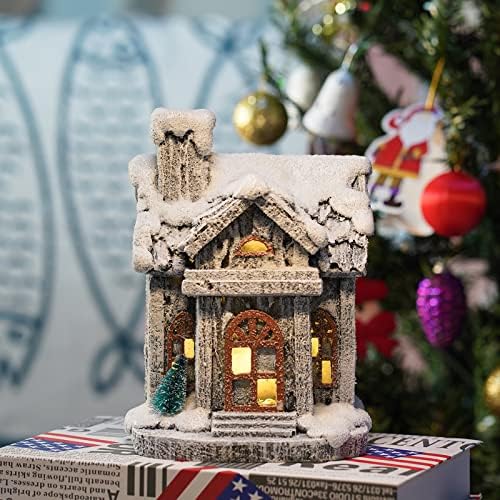 Снежно село Божиќно осветлено зграда, божиќна сцена село осветлена куќа со топла бела LED светло, статус од 7,5 инчи статуа украс со елка,