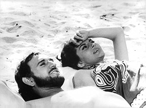 Гроздобер фотографија на Сораја Есфандијар Бахтиари со принцот Орсини лежи на песок, имајќи сонце бања, уживајќи меѓусебно 39;