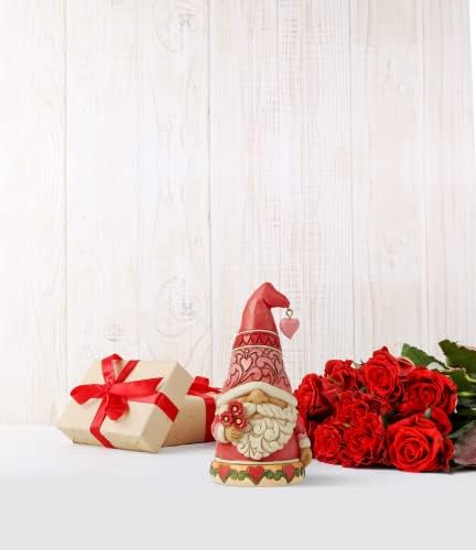 Enesco Jim Shore Heartwood Creek Love and Hearts Gnome Holding Flowers Figurine, 5 инчи, разнобојно