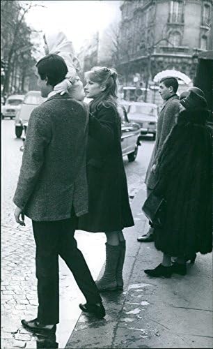 Гроздобер фотографија на Мијану Бардо со нејзиниот сопруг Патрик Баухау и нивната ќерка Камил стои на улицата, 1965 година.