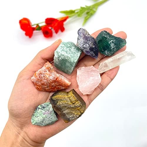 Чакра заздравува кристал поставен во кутија за подароци, природни реики лековити кристали скапоцени камења со чакра симбол камен и тамблстон за