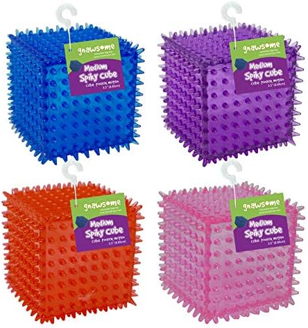 Gnawsome Spiky Cube Cube Cube Dog Toy - Промовира здравје на забите и гума за џвакање за вашето домашно милениче, боите ќе се разликуваат,