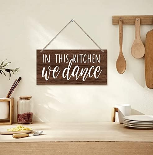 Знак за украси од кујна од дрво, во оваа кујна танцуваме, виси печатена дрвена плакета декор, знак на artидна уметност во фармата, лесен