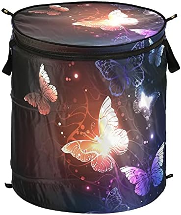 Ноќни блескави пеперутки се појавуваат со алишта со алишта со капакот за складирање на капакот за склопување на алишта за перење во хотелски