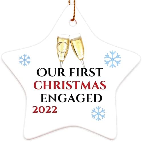 Срцев знак 2-во-1 керамички прв Божиќ ангажиран украс 2022 | Божиќен подарок за ангажман за парови | Орнамент за ангажман Божиќ 2022 година за