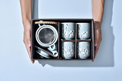Мозе Кафоло Јапонски чај постави чај со бела керамичка тела од слива керамички чајник и 4 чајници, инфузер од не'рѓосувачки челик, рачка со ратан вклучена во кутија ?