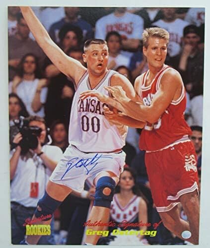 Грег Остертаг потпиша автограм за автограм од 1995 година Дебитанти 8x10 Кошаркарска картичка - Автограмирана НБА фотографии