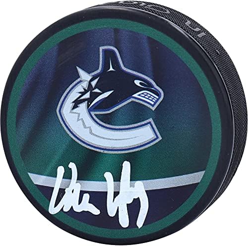 Квин Хјуз Ванкувер Канукс автограмираше со обратно ретро лого хокеј Пак - автограмирана NHL Pucks