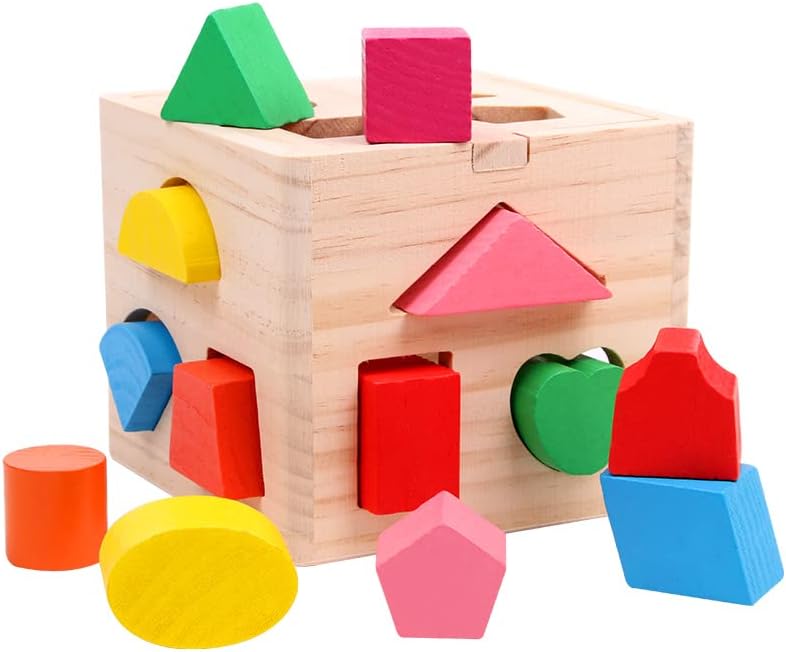 Монтесори Учење Со Играчки Мали Деца, Деца Од Предучилишна Возраст Се Совпаѓаат И Вклопуваат Дрвени Геометриски Форми во Кутија,