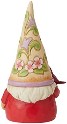 Enesco Jim Shore Heartwood Creek Gnome држи кардинална фигура, 4,72 инчи, повеќебојни