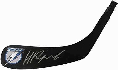 Никита Кучеров го автограмираше логото за лого на Тампа Беј/Доказ, Слика на потпишување на Никита за нас, Шампион на Стенли Купот, ПСА/ДНК