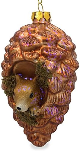 Верверица во боречки украс на борови конуси
