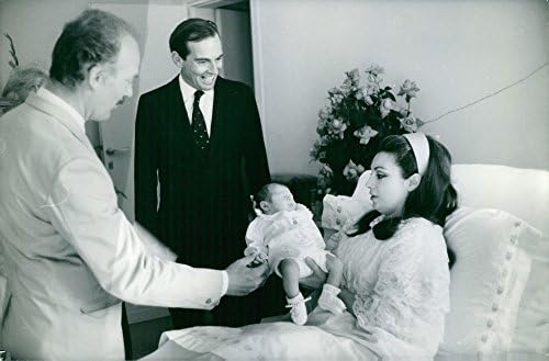 Гроздобер фотографија од 1968 година, Барнард со сопругата Алета Гертруида Лув и новороденото дете во болничкиот кревет.