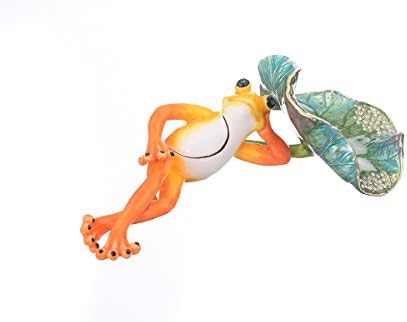 Керен Копал жаба лежи на кутија за лисја украсена со кристали Сваровски