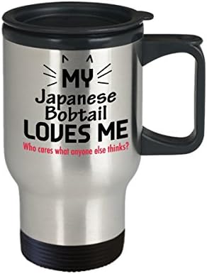 Смешна мачка патување со кафе- lубовници на мачки- мојот јапонски бобтаил ме сака. Кој се грижи што мисли некој друг?