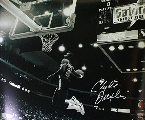 Clyde Drexler го автограмираше Портланд 16X20 B/W Dunk Photo- JSA W - Автограмирани НБА фотографии