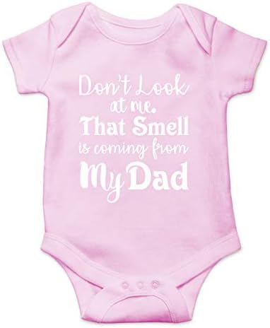 Не ме гледај во мене дека мирисот доаѓа од тато смешно слатко новороденче, едно парче бебешко тело