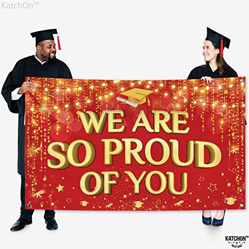 Katchon, ние сме толку горди на вас банер - 72x44 инчи со црвена дипломирање Фото штанд реквизити 2023 - Пакет од 33 | Класа за украси