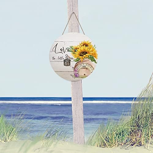 Добредојдовте знак Loveубов на малите работи околу дрво знак рустикален пролетен сончоглед цвет во вазна дрво виси плакета ботаничко