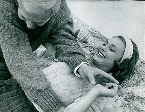 Гроздобер фотографија на Питер Ван Ејк со жена која ужива и се смее.