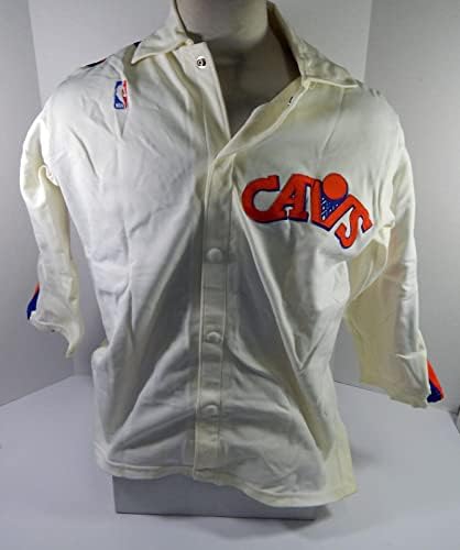 1980 -тите Кливленд Кавалиерс 25 Игра користеше бела загрева јакна 42 DP47456 - НБА игра користена