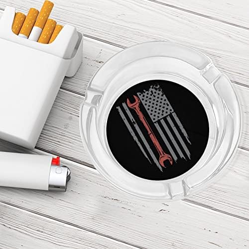 Гроздобер механичар во САД знаме стакло од пепел во кружни цигари, држач за фиока за пепел