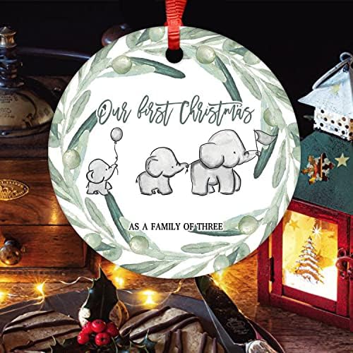 Арогелд нашиот прв Божиќ како семејство на три кружни керамички украси за украси Божиќен украс Нови родители со двојно печатено печатено новогодишно