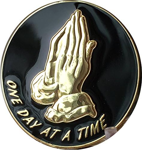 Молитвени Раце Еден ден Во Исто Време Црно Позлатен Медалјон Чип Спокојство Молитва