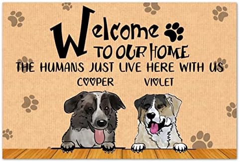Добредојдовте Во Нашиот Дом Луѓето Едноставно Живеат Тука Со Нас Внатре Надвор Од Влезот Персонализирано Име На Куче Кучиња Шепи