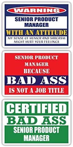 Сертифициран менаџер за постари производи со лош задник со налепници за став | Смешна окупација Идеја за подарок за кариера во работата |
