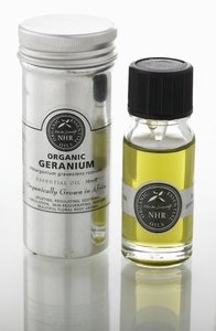 Органско есенцијално масло од гераниум - бурбон) од страна на НХР органски масла