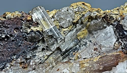 904 грам природни флуоресцентни мејонитни скаполитни кристали на матрицата на колцит