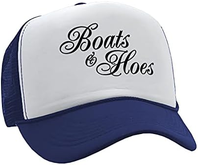 Gooder Tees - чамци N Hoes - Престиж во светот Ферел Смешно - Гроздобер ретро стил Камиер капа капа