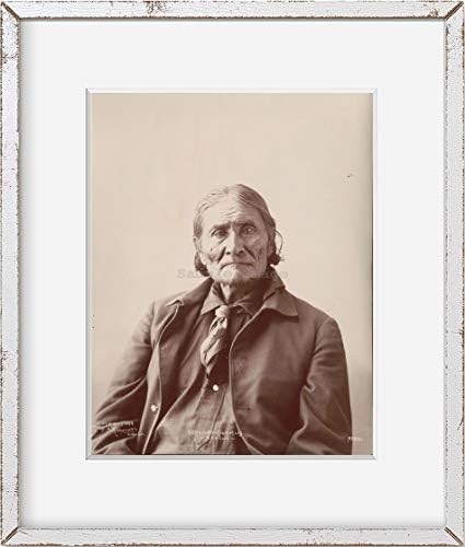 Бесконечни фотографии 1898 Фото Геронимо - - Апачи Геронимо, портрет со полу -должина, свртен кон фронт. Локација: Небраска, Омаха