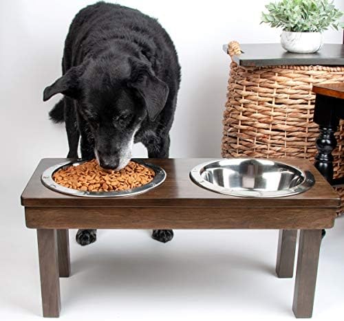 Подигната големина на играчки за кучиња. Двоен сад, плитките чинии спречуваат замор на размахване. Цврсто дрво. Не е потребно собрание. Рачно изработени во САД