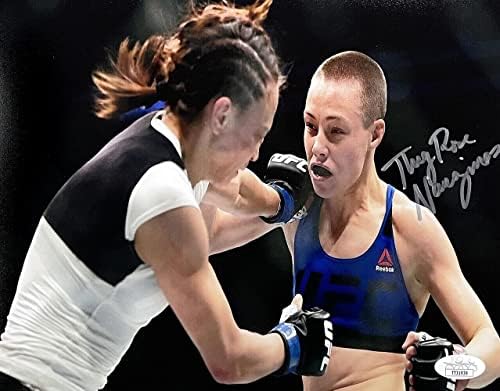 Thug Rose Namajunas потпиша 8x10 UFC Photo vs Michelle Waterson JSA - Автограмирани UFC фотографии