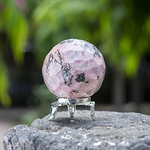 Crocon 60мм Родонит дијамантска исечена камена сфера топка со метална штанд 1400+ карати скапоцен камен заздравување на топката