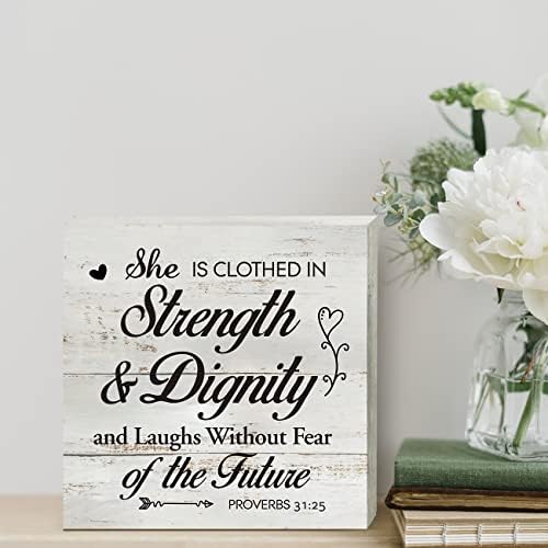 Инспиративен библиски стих, таа е облечена во јачина дрвена кутија знак за декор рустикално писмо дрво блок -кутија знак за домашна дневна соба